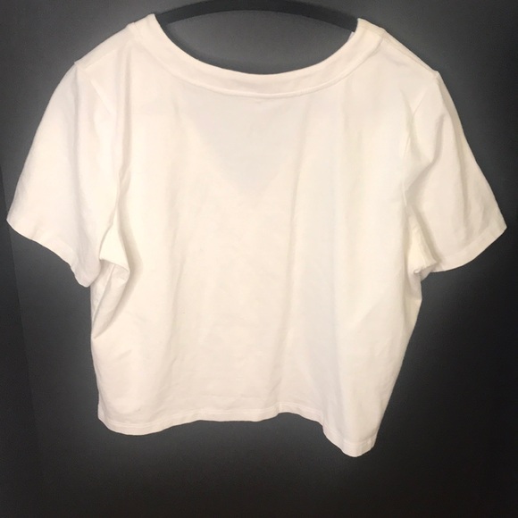 🦋CUTE 90s style white crop tee shirt w/ button - Picture 2 of 2